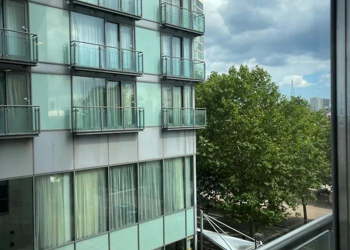 Modern Luxury 2 Bedroom Apartment In London Excel