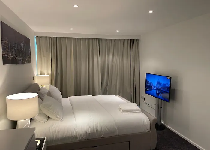 Modern Luxury 2 Bedroom Apartment In London Excel
